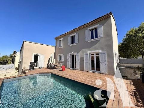 For sale in Siant-Remy-de-Provence. House with approximately 120 m2 living space overlooking the Alpilles, comprising 1st floor: living room (fully equipped open-plan kitchen, lounge and dining room), separate toilet, office area, laundry room, showe...