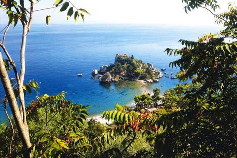 Breathtaking sea view included! Even Goethe was impressed by the beauty of Taormina. The town is steeply located at 250 m above sea level. From many places you have a breathtaking view over the blue sea and the coast of Calabria and the top of Etna. ...