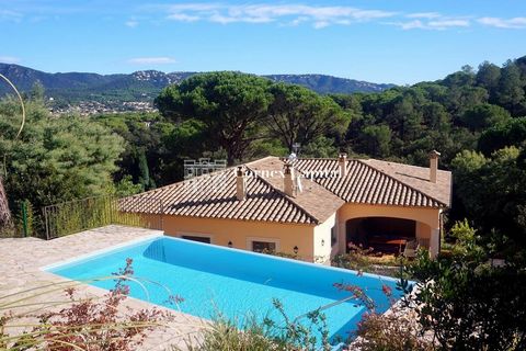 Dream chalet! Cornex Capital presents this sensational villa with land and swimming pool in the prestigious urbanization of the Golf Club of Santa Cristina de Aro, just a few minutes from the Hotel Golf Costa Brava. Residential and very quiet area wh...
