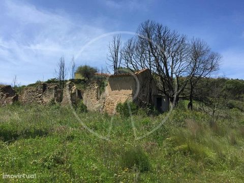 It is a land with a ruin, in a bucolic place that combines the tranquility of the space with the unobstructed view over the horizon, located about 35 km from Lisbon. It has more than 3.3 ha, being located in an agricultural and very quiet area of the...