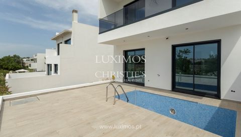 This elegant and modern four-bedroom townhouse has been designed to offer maximum comfort and entertainment. In a privileged location, this three-story villa features stunning sea views . As you enter, you are greeted by an open space on the first fl...