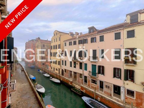 Niché dans le cœur battant de Venise, dans un emplacement enviable à proximité de l'Accademia, immergé dans l'atmosphère artistique entourant le musée Guggenheim et à deux pas de la célèbre promenade des Zattere, cet appartement à San Vio est un trés...