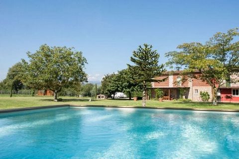 Preciosa casa de campo independiente a sólo 1,5 km del casco antiguo de Lucca, gran jardín vallado con piscina (uso privado), aire acondicionado, barbacoa, plazas de aparcamiento.