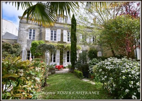 Dpt Charente Maritime (17), à vendre SAINT JEAN D'ANGELY CENTRE MAISON DE CARACTERE P14 avec DEPENDANCES - Terrain de 500 m²