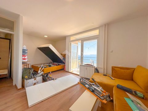 Location: Primorsko-goranska županija, Rijeka, Turnić. RIJEKA, TURNIĆ - apartment with balcony and sea view, 36.70 m2, newly renovated We have received a new property in Turnić, an apartment that promises a comfortable and modernly equipped living sp...