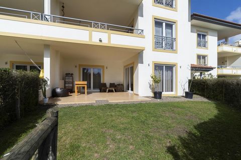 3 bedroom apartment, with views of the countryside and inside Belas Club de Campo, with swimming pool, golf course, leisure areas, minimarket, restaurants, parapharmacy, hairdresser and private security throughout the infrastructure. South and West s...