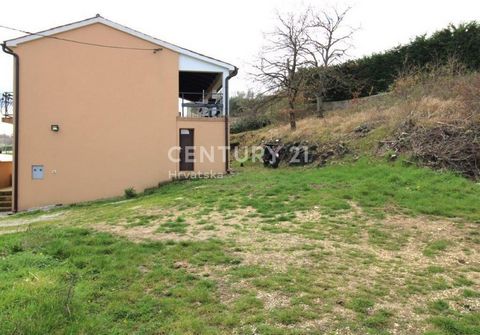 POREČ, 14 KM, CASA CON SPLENDIDA VISTA SU MONTONA Vendiamo una casa di 142 m2 con un giardino di 900 m2 dove è possibile costruire una piscina. La casa è composta da 2 appartamenti. PIANO TERRA: soggiorno con sala da pranzo, cucina, 2 camere, bagno e...