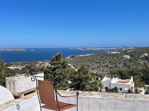 Dit kleine herenhuis is gelegen in een zeer rustige omgeving in Cala Vadella, aan de westkust van Ibiza. Het huis heeft een ruime woon/eetkamer met open haard met toegang tot het terras, twee slaapkamers, waarvan één met toegang tot het terras, twee ...