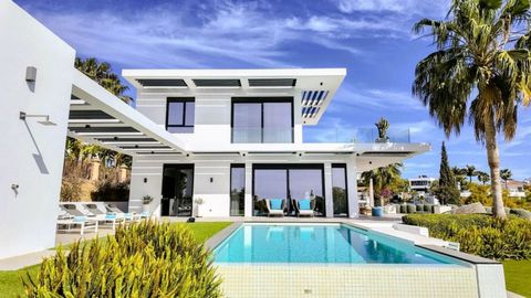 Luxurious and contemporary 4-bed, 4-bath home, completed in 2017, in the heart of the esteemed golf resort, Los Flamingos, situated along the coveted Costa del Sol. This property epitomizes modern living at its finest, offering unparalleled comfort a...