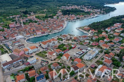 Scopri questa affascinante casa in pietra situata a soli 30 metri dalle tranquille acque del mare. Situata nel cuore del centro storico, questa proprietà storica si estende su una superficie totale di 140 mq su tre piani collegati da una scala intern...