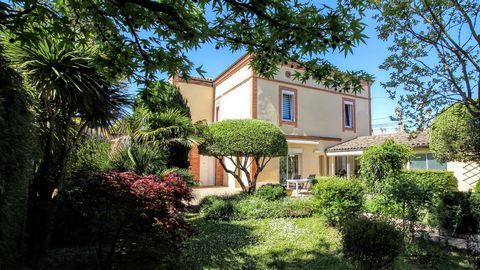 Magnificent bourgeois town house of approximately 263 m2 of living space located in the heart of Castelsarrasin and a stone's throw from the Canal du Midi. This residence combines elegance and comfort with high-end services. You will find on the grou...