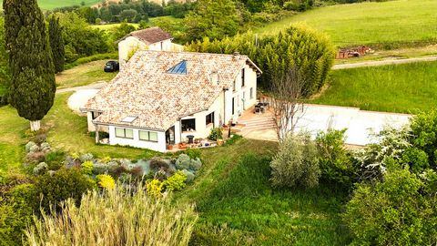 The property is located on more than 10 hectares in a peaceful setting surrounded by nature. The main house of 220 m², an architect-designed house from the late 1980s, offers superb views of the rolling countryside. On the ground floor, it has a livi...