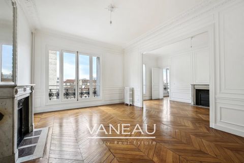 Le groupe VANEAU vous propose ce très bel appartement familial et de réception situé au 4ème étage par ascenseurs d'un magnifique immeuble en pierre de taille entretenu et aux parties communes rénovées. il est composé d'un hall d'entrée desservant un...