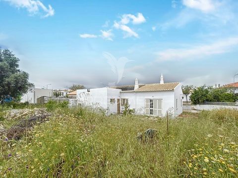 Excellent investment opportunity! This detached villa has a great potential for enhancement and allows the customization of the space according to your needs. With a gross floor area of 150 m², this home has generous space to accommodate a large fami...