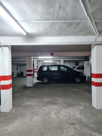 Oportunidad plaza de parking espaciosa en Sitges, ubicada en el centro, cerca del paseo y de todos los servicios. En el precio no está incluido ni los gastos ni los impuestos