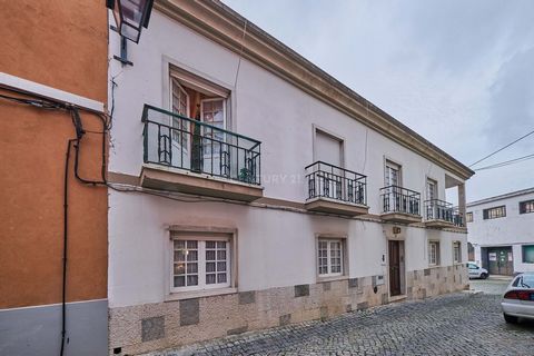 I present to you this magnificent family home, located in the heart of the Historic Center of Palmela, in addition to its 230 m2 of construction with a bold architecture for the time, you can also appreciate some finishes with excellent materials suc...
