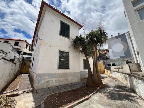This house to be renovated in Funchal seems to offer a great opportunity for those looking to customize their home according to their style and needs. The location close to the city center and services is certainly convenient, while the backyard prov...