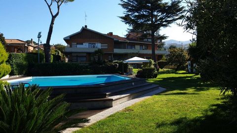 Frascati, a residential area just 4 minutes from the historic center, the train station and just 10 minutes from the Tor Vergata hospital and the university, villa for sale designed by the architect Luciano Rossi in the 1960s. The villa (about 400 sq...