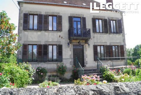 A22885ABR63 - Belle maison bourgeoise implantée sur un terrain de 8154 m2 avec diverses dépendances. La maison offre une surface habitable d'environ 200 m2 dont 3 chambres, plus un grenier aménageable sur tout la surface de la maison. La maison sera ...