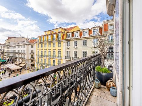 Prachtig uitzicht in een modern duplex appartement op de bovenste verdieping met balkon, lift, parkeerplaats en onafhankelijk appartement met 1 slaapkamer. Op een uitzonderlijke locatie, in de meest elegante wijk van Lissabon, combineert dit appartem...