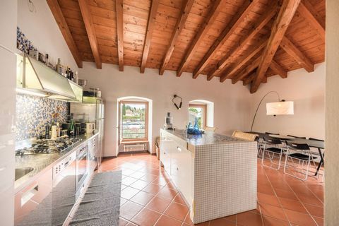 In the charming village of Albisano, located on the first hill of Torri del Benaco, we present a flat within a small residence with an exceptional lake view. This cosy property, built in 2008, is designed to offer you comfort and convenience during y...