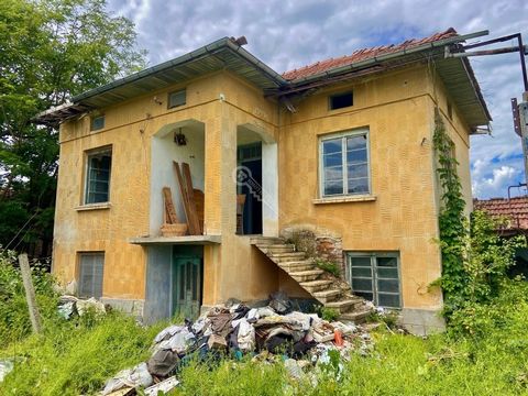 Imoti Tarnovgrad offers you a house in the village of Lesicheri, which is located 30 km from Veliko Tarnovo and 13 km from the town of Pavlikeni. The property is facing south and is located on an asphalt road with year-round access. The location of t...