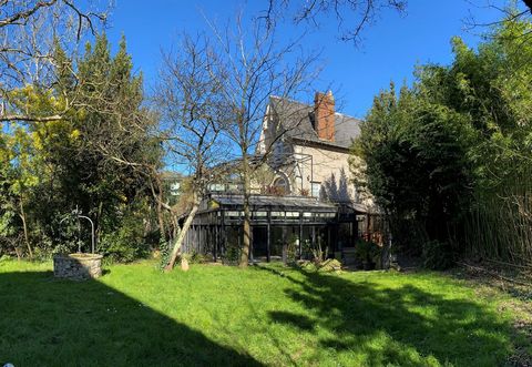 NANTES - CITY CENTER - CLASSY HOUSE OF 622M2 - SWIMMING POOL - LAND OF 1897M2 Located in the city center of Nantes, come and discover in an exceptional and privileged setting, without any nuisance, this magnificent 20th century house built on a fully...