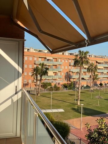 We present this fantastic apartment with terrace and sea views. The house is a 2nd floor with elevator located in an open building. The house is distributed in the hall where we have Electric intercom with security camera and a centralized control to...