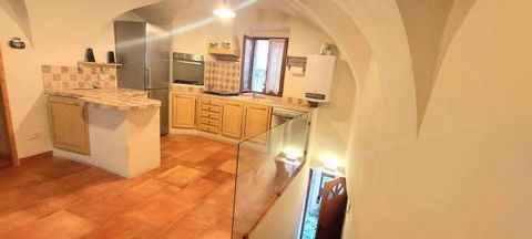 Apartamento en venta en el centro histórico de Vallebona, un encantador pueblo medieval de Liguria rico en historia, cultura y belleza natural. Esta propiedad ofrece un entorno tranquilo y auténtico, ideal para aquellos que buscan un lugar para relaj...
