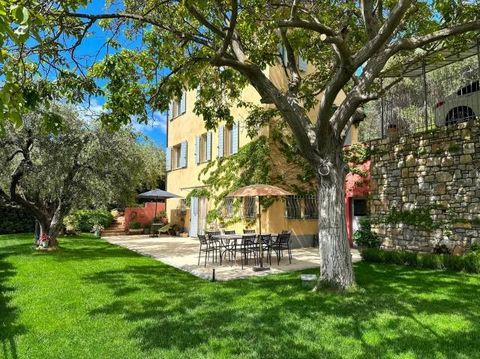 CHARMANTE VILLA IM PROVENZALISCHEN STIL MIT MEERBLICK. Etwa fünfzehn Autominuten vom Meer entfernt befindet sich eine charmante Villa im provenzalischen Stil aus dem Jahr 2006 mit einer Fläche von ca. 160 m2 auf drei Ebenen mit einer mit Lecce-Stein ...