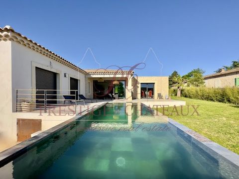 À l'entrée du village de Chusclan, villa construite en 2019 offrant de nombreuses prestations haut de gamme avec vue dominante sur le village et le Camp César. Cette maison de plain pied dispose d'une vaste pièce à vivre salon/salle à manger ouverte ...