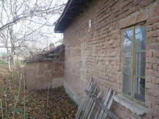 Price: €7.000,00 District: Veliko Tarnovo Category: House Area: 100 sq.m. Plot Size: 2860 sq.m. Location: Countryside We offer you this house with a total area of 100 m2. Wooden floors and wooden window frames are available in the property. The prope...