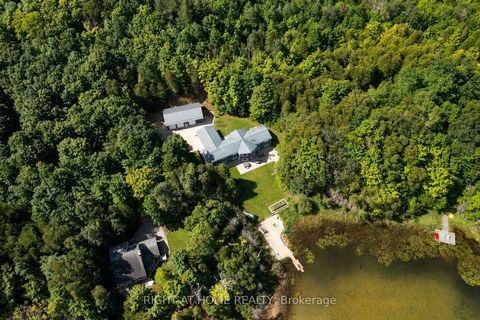 Willkommen im Paradies! Diese maßgeschneiderte Anlage am Seeufer, 5000 Quadratfuß. Zuhause hat alles, was man sich vorstellen kann. Die Traumvilla eines wahren Entertainers am Brewster's Lake in der prestigeträchtigen Gemeinde Singhampton in den Grey...