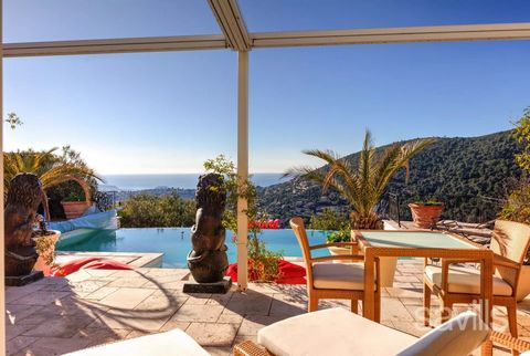 NICE - FALICON - Set in a private, secure estate close to the village of Falicon, this recent neo-Provençal-style villa boasts exceptional quality construction and a choice of top-quality materials, and offers exceptional views of the sea, the Baie d...