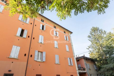 Bologna angrenzende Margherita-Gärten Über Castiglione 55 m2-Helles-Neues Geschäft In unmittelbarer Nähe der Porta Castiglione steht eine 55 m2 große Wohnung zum Verkauf, die komplett renoviert wird. Es befindet sich im dritten Stock, vom Eingang zum...