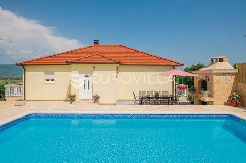 Beautiful villa on two floors, gross area 285 m2. The villa is air-conditioned in the living room, and heating is carried out on radiators throughout the villa, with a pellet boiler. The interior consists of 5 bedrooms, living room, fully equipped ki...