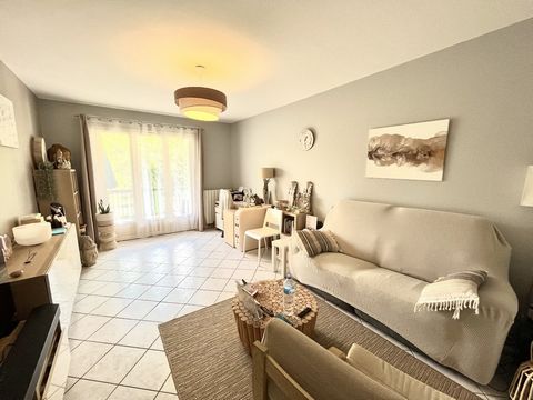 Vendue louée , bail 11 mois Idéal pour investisseur, charmante maison d'environ 65 m², idéalement située à proximité des commerces. Elle comprend un séjour de 20 m², une cuisine séparée de 14 m², une salle d'eau, une chambre de 13 m², ainsi qu'un sou...