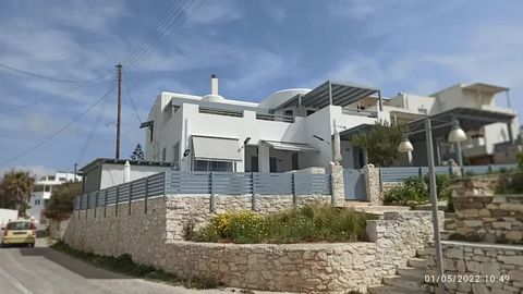 Erstaunliche Wohnung auf 2 Ebenen (1. / 2.) von 125 m², renoviert im Jahr 2022, mit Parkplatz in Piso Livadi Paros, mit herrlichem Blick von den beiden Etagen auf das Meer und die umliegenden Inseln. Es besteht aus 2 großen Schlafzimmern, Küche, Wohn...