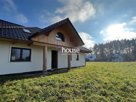 Een comfortabel vrijstaand huis met een totale oppervlakte van 238 m2 te koop in Tarnowskie Góry - Strzybnica district! De woning is gelegen in een rustige wijk van Tarnowskie Góry, op een perceel van 1341 m2, in de nabijheid van bossen en nieuwe een...