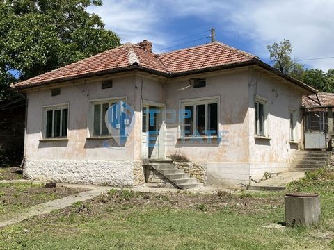 Top Estate Real Estate biedt u een bakstenen huis met huisvrouwengebouwen in het dorp Kramolin, regio Gabrovo. Het dorp Kramolin ligt op 24 km van de stad Pavlikeni en op 29 km van Sevlievo. De aangeboden woning is gelijkvloers en bestaat uit een eet...