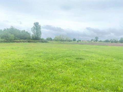 A deux minutes du centre du village, 10 minutes de Mâcon, beau terrain constructible de 900 M2, viabilisé avec assainissement collectif, hors lotissement, libre constructeur, avec chemin d'accès en pleine propriété. Vous apprécierez la belle vue déga...