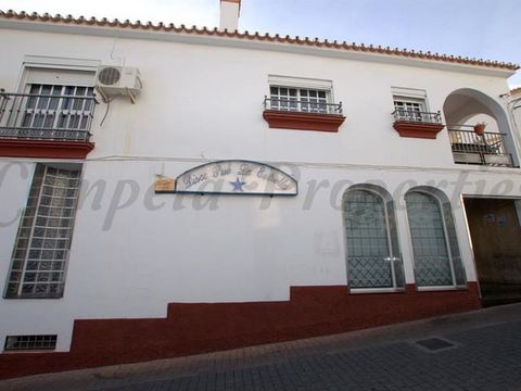 This well-established disco pub in the heart of Cómpeta offers an excellent investment opportunity. With its prime location and regular customer base, it is a popular spot in the area. Property Features: Total Constructed Area: 254 sqm Interior: Spac...
