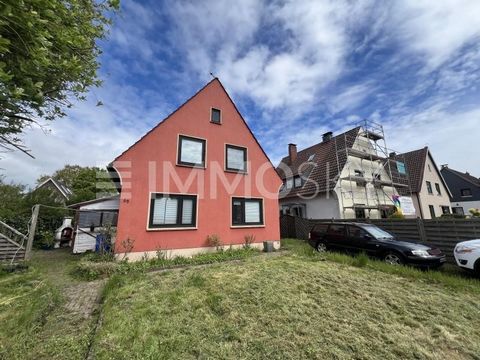 This spacious and versatile house in Bremen offers the opportunity to use it either as a spacious single-family home or as a functional two-family home. With a total living space of 144 square meters spread over 2 floors, it offers enough space for i...