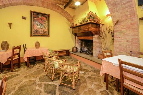 Dit appartement (op de 2e verdieping) maakt deel uit van een mooie 18e-eeuwse boerderij bij Monte Santa Maria Tiberina. De huisdiervriendelijke woning heeft 2 slaapkamers en is ideaal voor een vakantie met het gezin. Mogelijkheden in de omgeving om t...