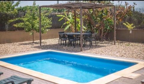 Spacious detached house in Urbanización Bonavista. It is distributed over 3 floors and has its own garden and pool and a large garage of 140 m2. On the ground floor is the garage and double bedroom ideal for accommodating guests. On the 1st floor the...