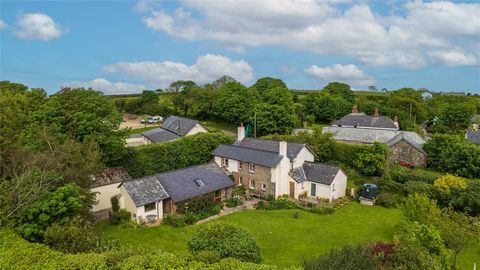 Southcott in Parkham Ash is a stunning former period farmhouse located in a secluded mature plot of over half an acre with its origins dating back to 1750. With exposed stone works and limestone render, subsequent additions, including the art studio ...