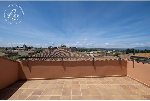 Casa de 163 m² ideal para quienes busquen una vivienda para la familia en un pueblo tranquilo como Vilabertran, pero que dispone de todos los servicios y está ubicado a solo 5 minutos de la ciudad de Figueres, una localización inmejorable. La casa ha...