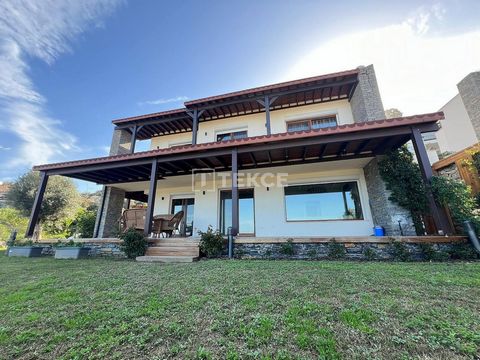 Freistehende Villa mit Panoramablick auf das Meer in Bodrum Die freistehende Villa befindet sich in Koyunbaba, in der Nähe von Yalıkavak, einer der prestigeträchtigsten Gegenden von Bodrum. Yalıkavak, im Nordwesten von Bodrum gelegen, umgeben von Hüg...