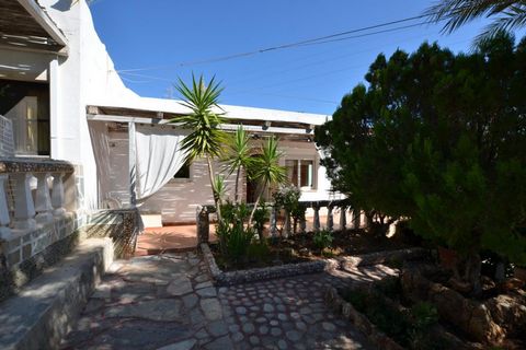 Un bungalow jumelé de 3 chambres à coucher de 120 mètres carrés sur un terrain privé de 350 mètres carrés dans la région d'Amoudara, Agios Nikolaos. Amoudara est une belle banlieue en bord de mer de la ville d'Agios Nikolaos, connue pour ses belles p...