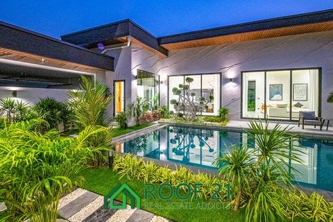 Diese atemberaubende, brandneue Luxusvilla am Horseshoe Point Pattaya bietet über 400 m² elegante Wohnfläche auf einem 800 m² großen Grundstück. Die Villa ist mit hohen Decken und hochwertigen Oberflächen ausgestattet und verfügt über 4 geräumige Sch...